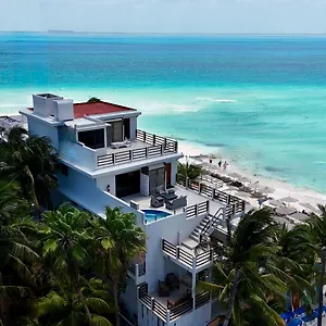 4* מלון Cuxos Beachfront